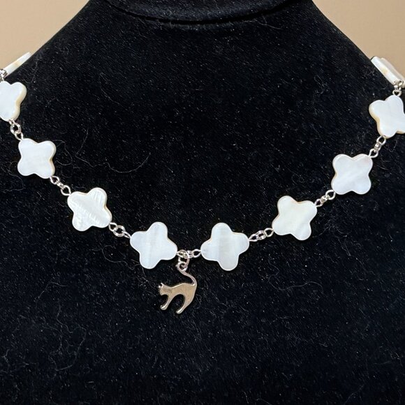 White Mother of Pearl Clover Beaded Short Necklace + Cute Slim Cat Pendant - Picture 3 of 13